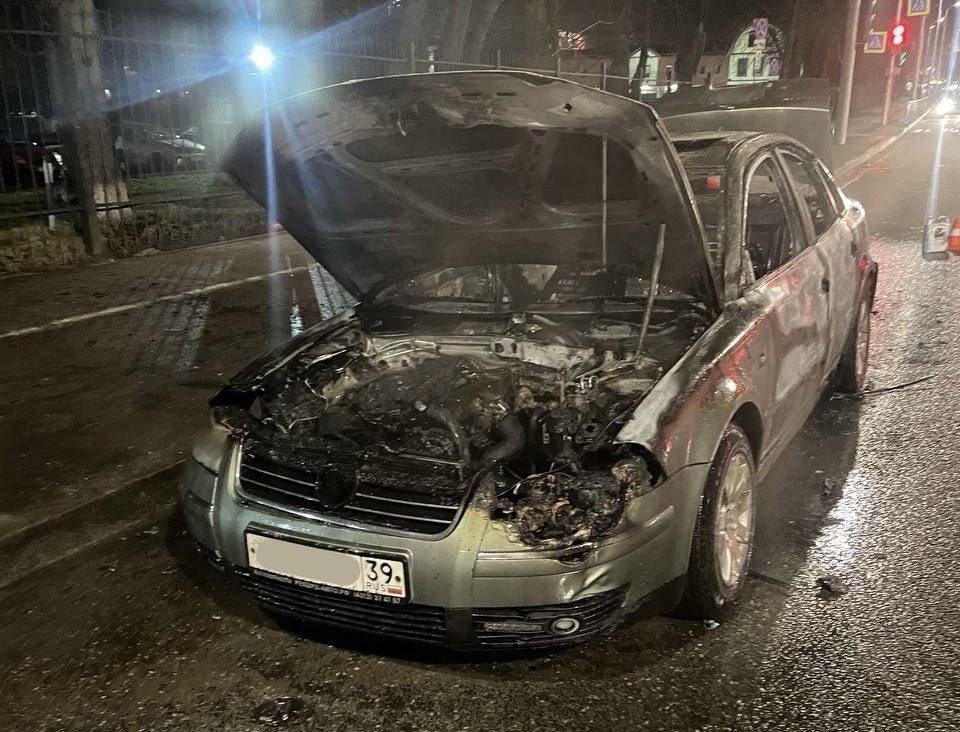 В Калининграде загорелась припаркованная на проезжей части машина