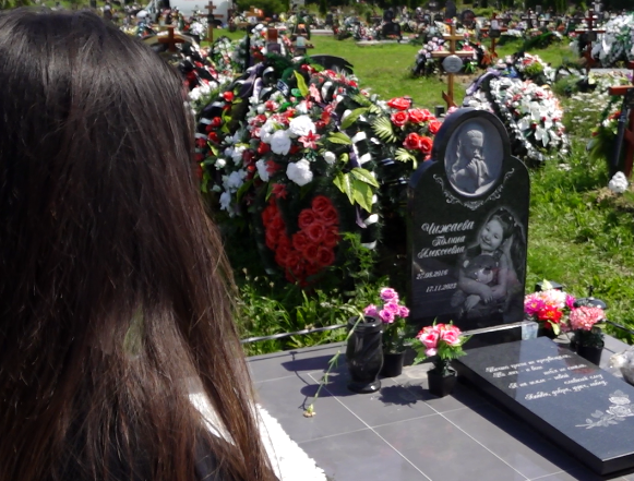 Семья погибшей девушки. Родители погибшей девочки. Семья погибшей девушки. Семья погибшей девушки. Семья погибшей девушки.