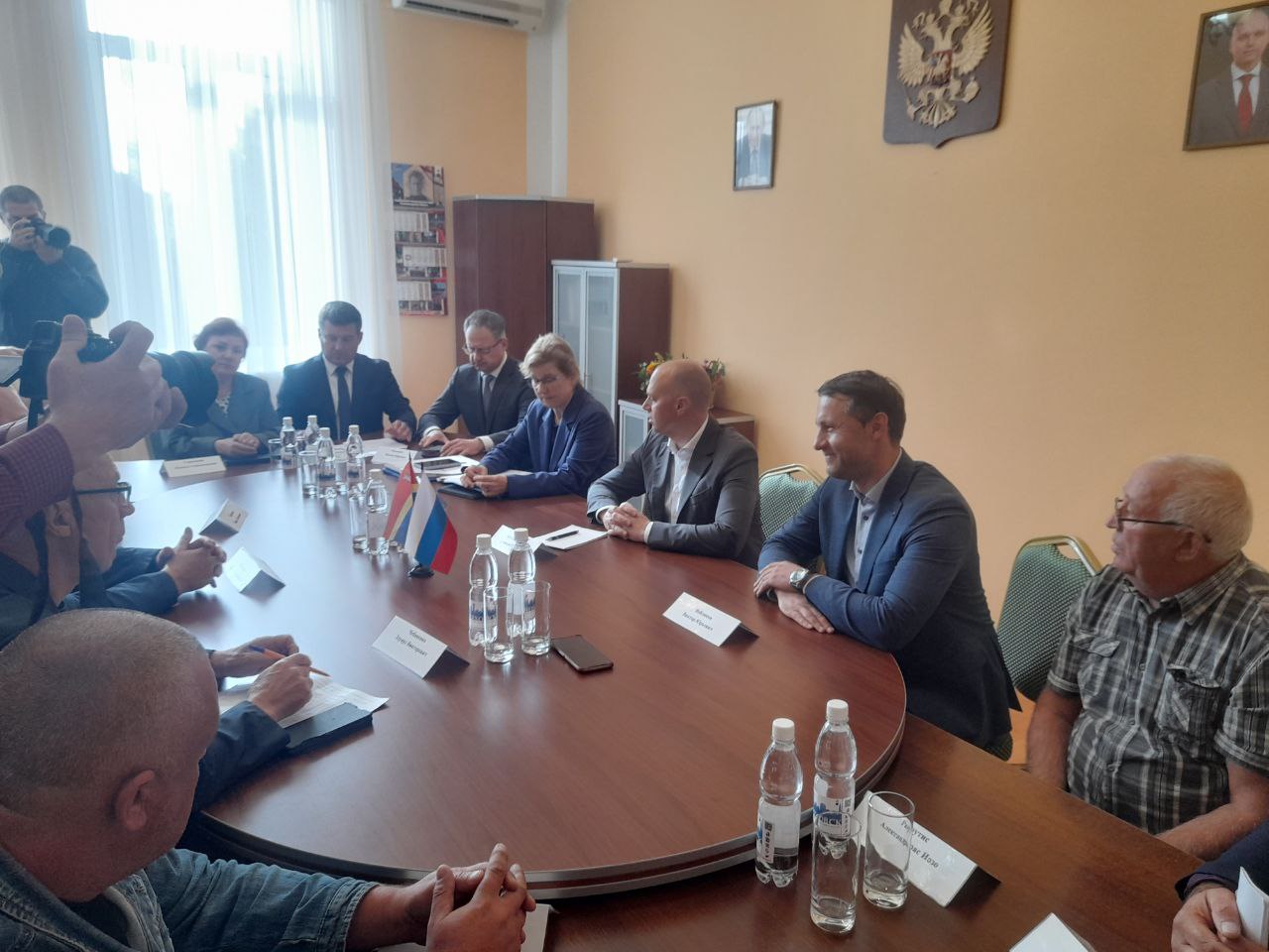 «Считаю зарплаты недостаточными»: губернатор встретился с водителями школьных автобусов в Черняховске
