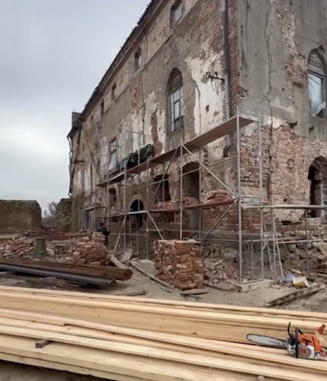 Алиханов показал, как проходит реконструкция замка Георгенбург в Черняховске