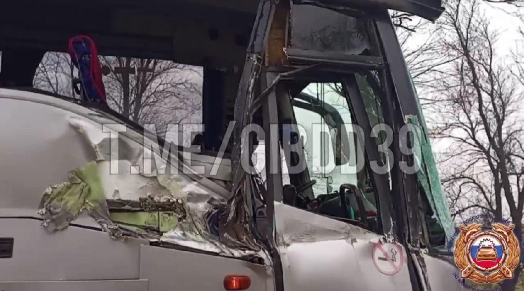 В Калининградской области экскаватор повредил автобус с 32 пассажирами