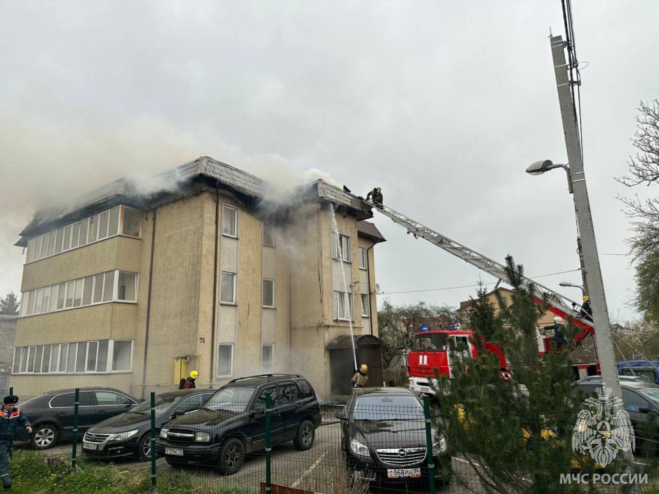 Каскад.тв - В Калининграде на улице Орудийной загорелась кровля  трехэтажного дома