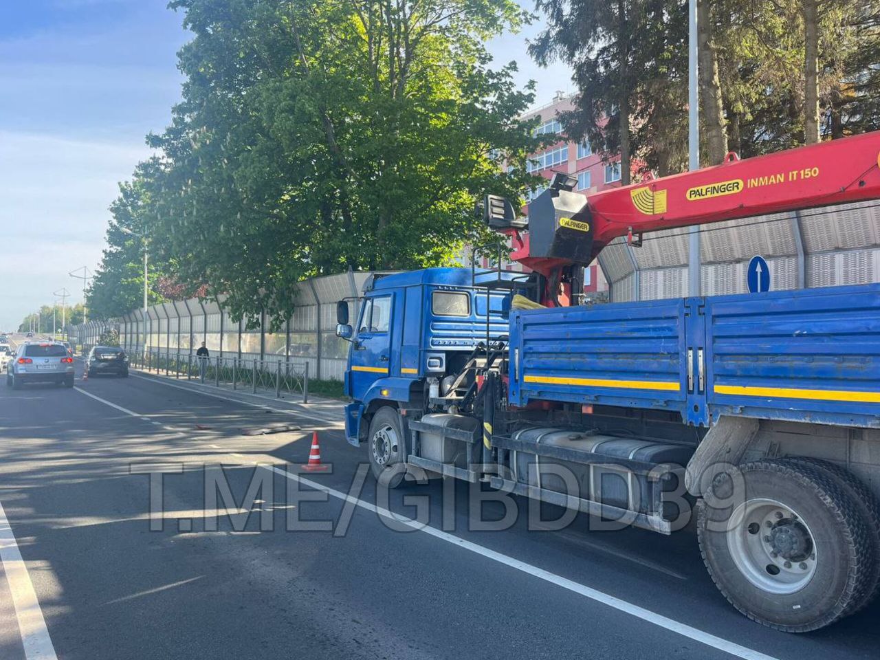 Каскад.тв - В Светлогорске водитель грузовика отвлекся от дороги и врезался  в легковушку