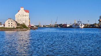 В порт Калининграда впервые зашел парусник «Мир» для участия в морском фестивале