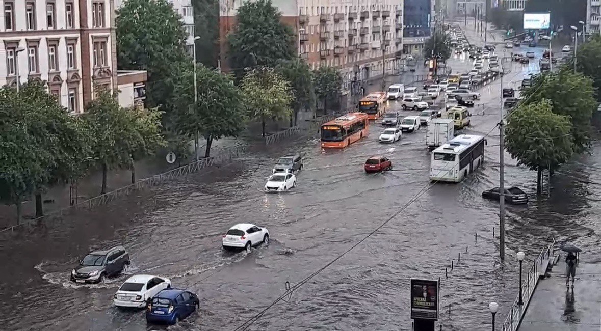 Лужи по колено: Калининград уходит под воду после сильного ливня
