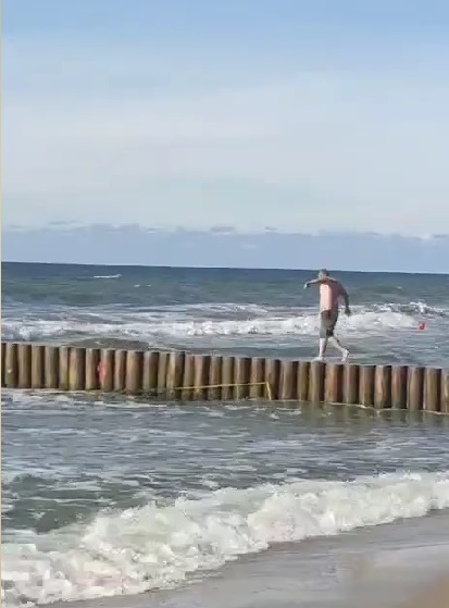 Зеленоградские спасатели выложили видео, на котором мужчина падает с волнореза