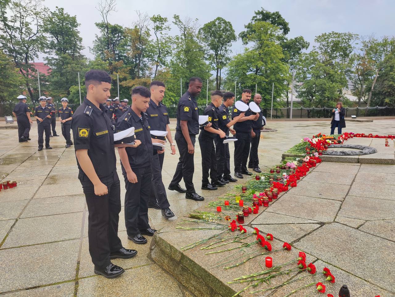 Иностранные курсанты Балтийского ВВМУ почтили память погибших в Великой Отечественной войне
