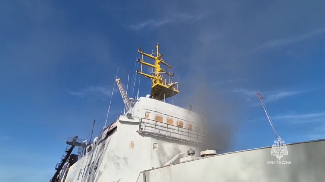 МЧС опубликовало кадры тушения судна «Атлантида» в Калининградской области