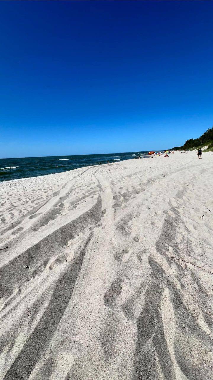 На пляже в Балтийске водитель джипа сбил 4-летнюю девочку