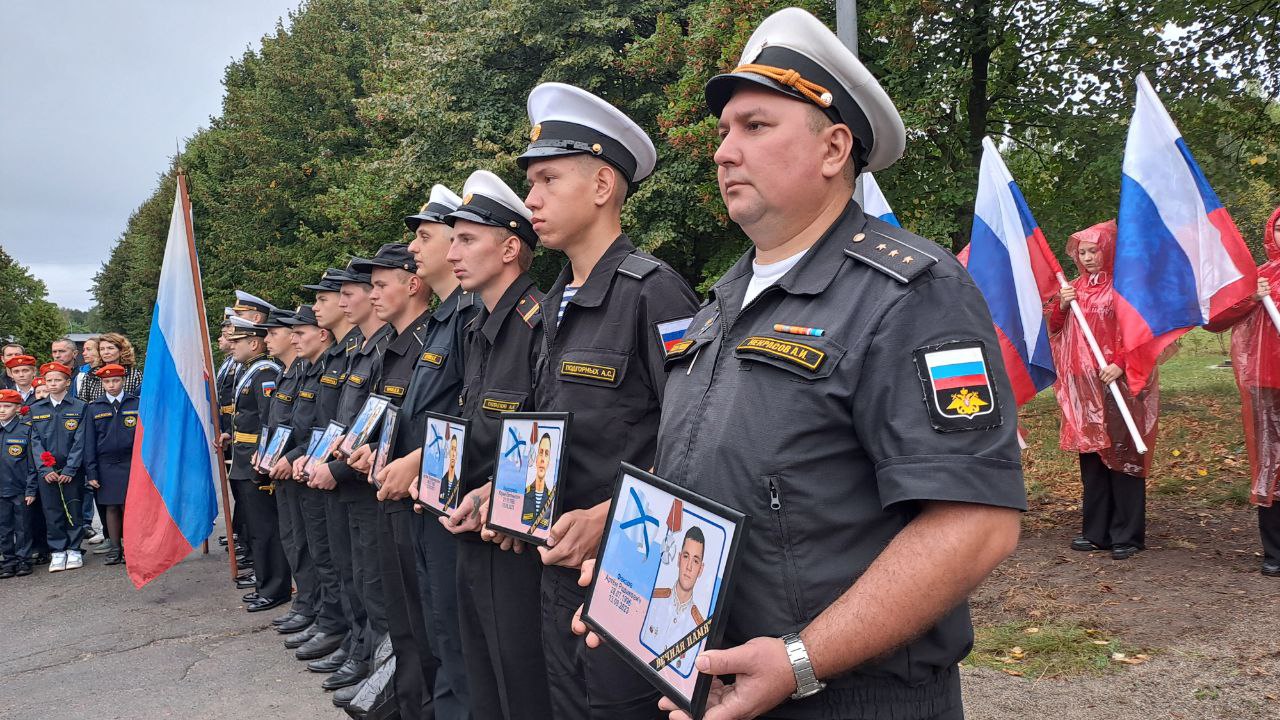 В Балтийске открыли памятный знак погибшим во время атаки ВСУ морякам на корабле «Минск»