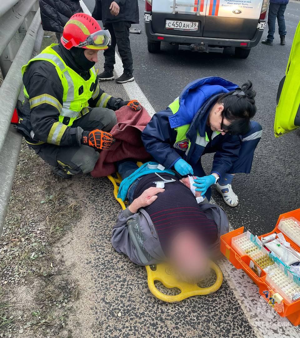 В Калининграде столкнулись три автомобиля, водителей вытаскивали спасатели