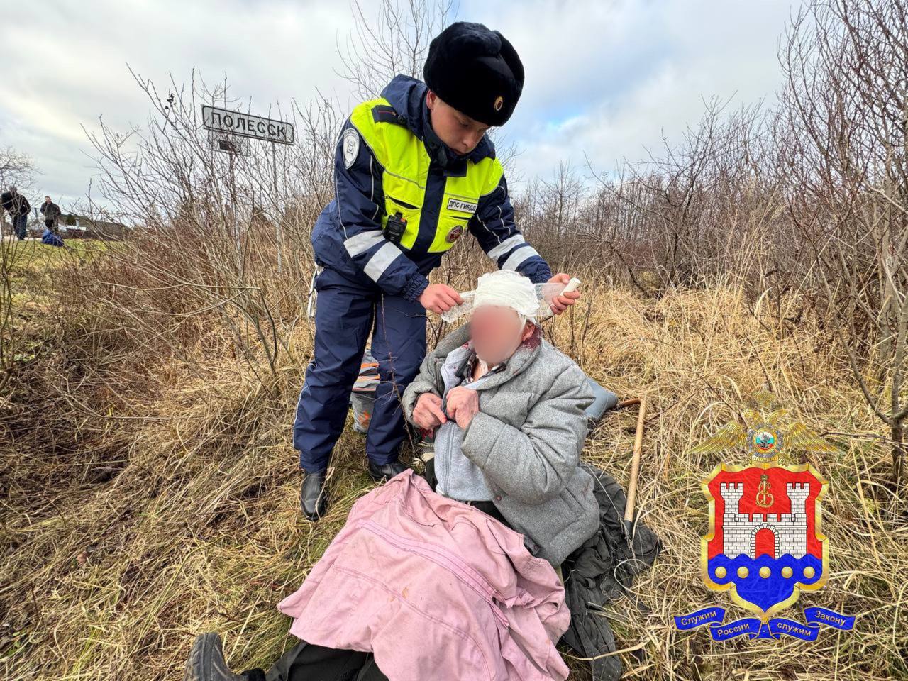 В Калининградской области полицейские помогли попавшему в ДТП пенсионеру с тяжелыми травмами