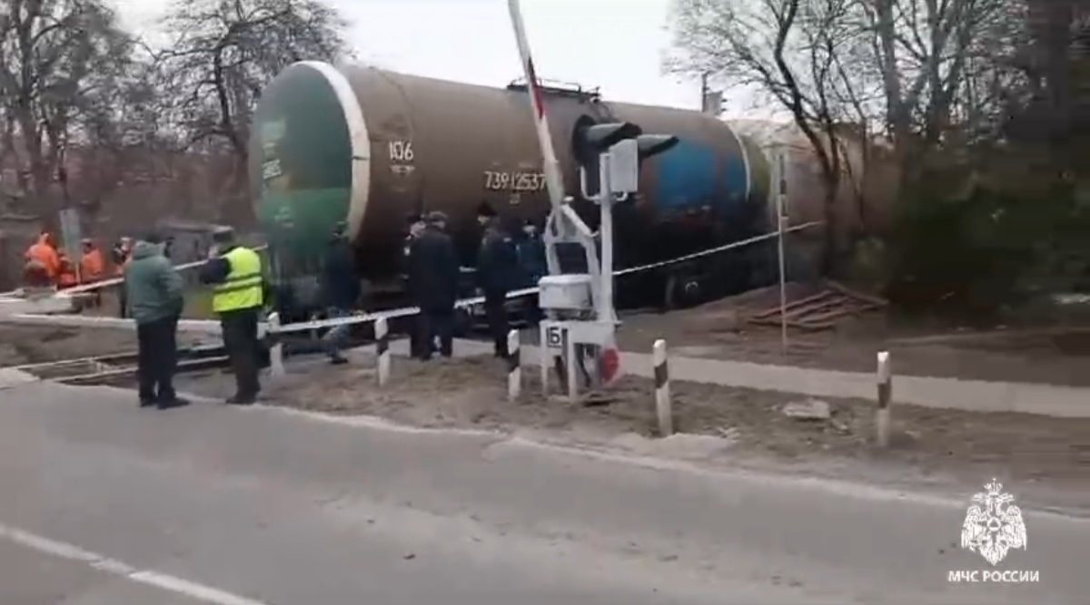 Сохраняется пожарная опасность - в МЧС опубликовали видео с места схода с рельсов цистерн с бензином в Калининграде