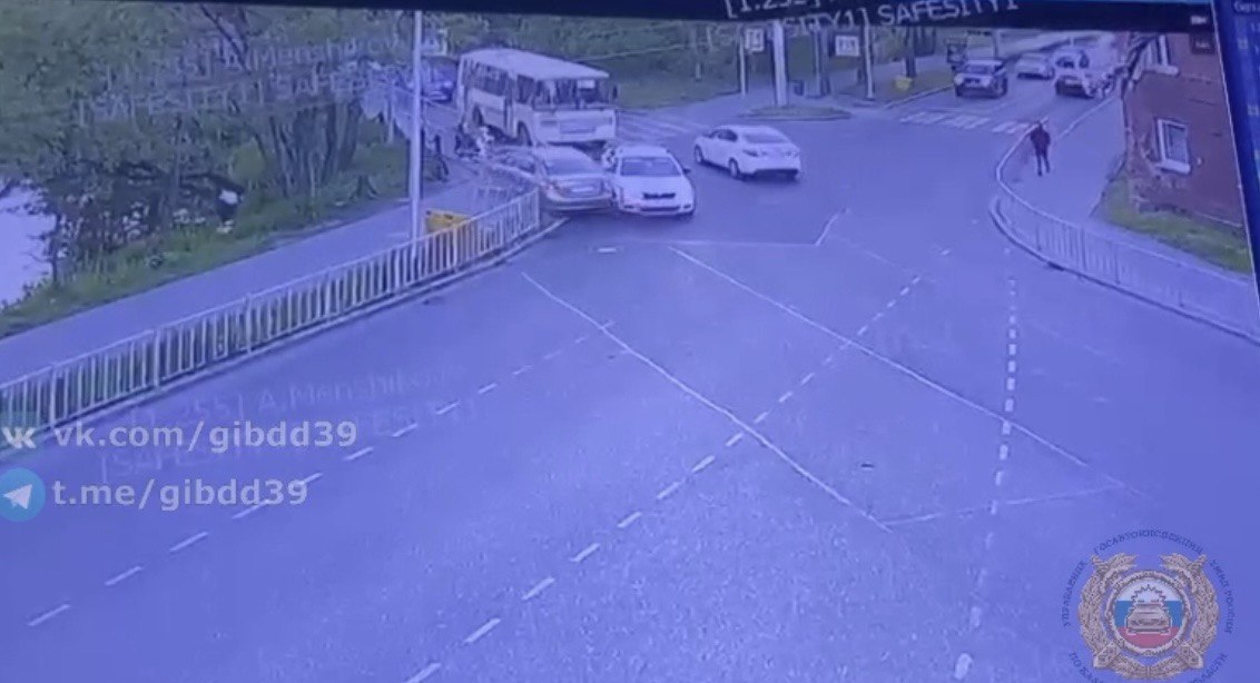 В Калининграде водитель легковушки выехал на тротуар и сбил женщину с 4-летним ребенком