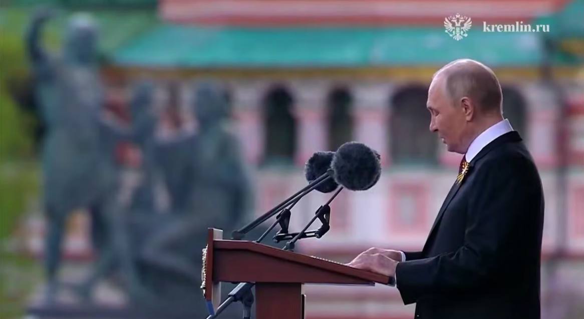 Владимир Путин поздравил россиян с Днём Победы