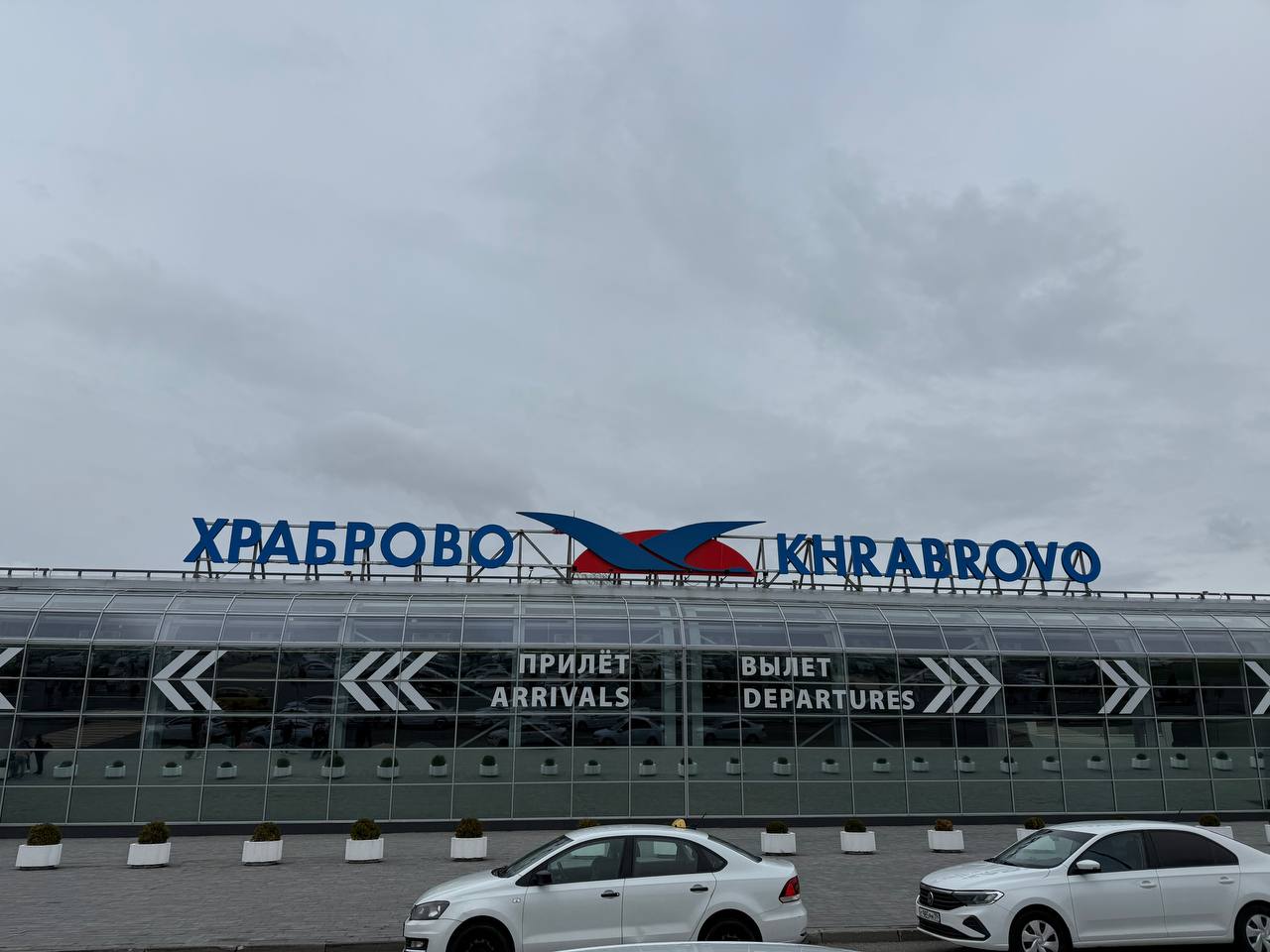 В «Храброво» пьяная гостья из Санкт-Петербурга перед взлётом открыла аварийный выход самолёта