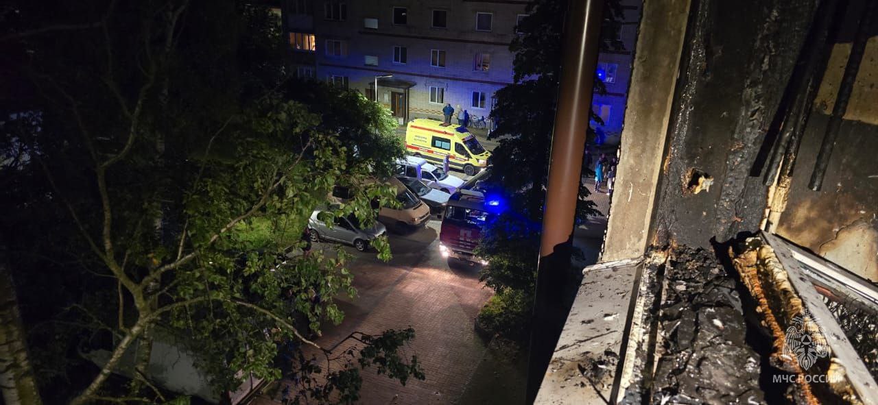 Спасатели эвакуировали ночью 40 человек из-за пожара в квартире в Зеленоградске