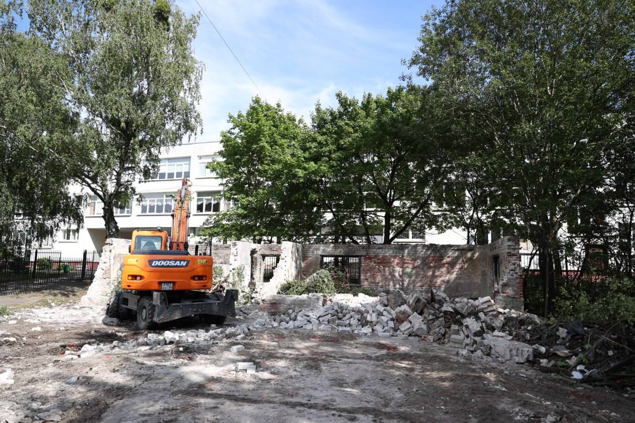 В Калининграде начали сносить «заброшку» на улице Невского