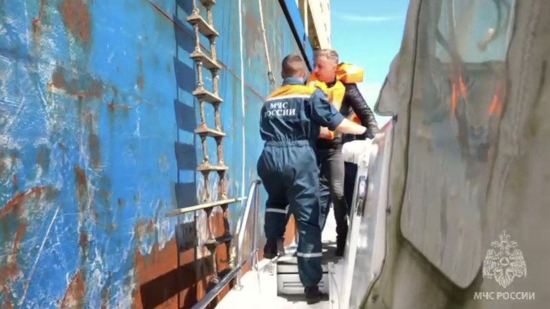 Спасатели эвакуировали из Балтийского моря помощника капитана, которому стало плохо