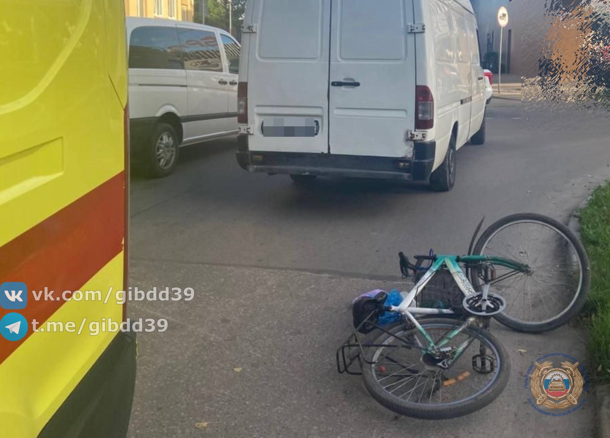 На Аксакова микроавтобус сбил велосипедиста
