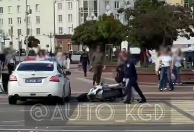 Адреналиновое шоу: очевидцы сняли финал погони за мотоциклистом на площади Победы