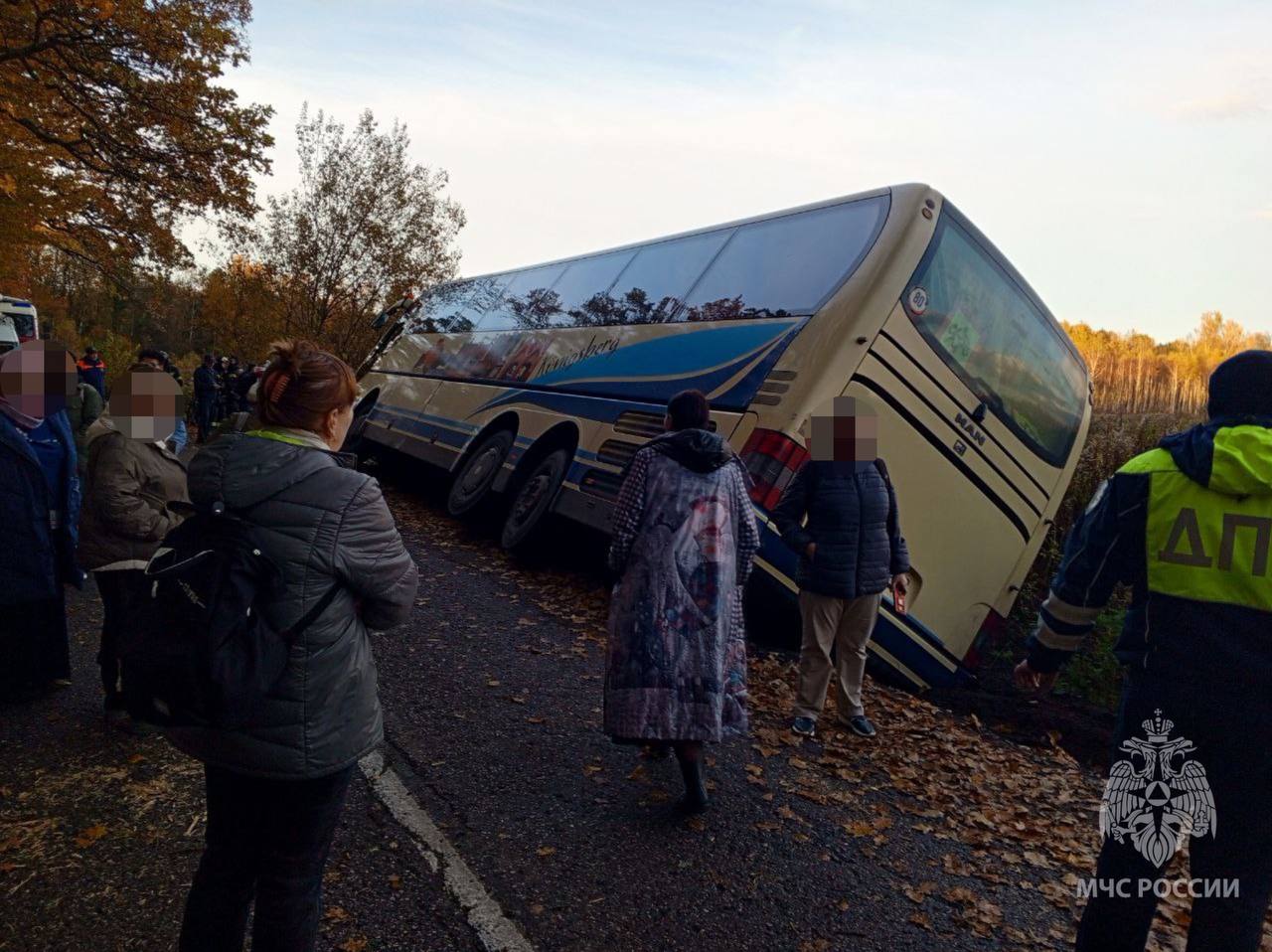 В салоне было 40 человек: в Полесском районе экскурсионный автобус съехал в кювет В салоне было 40 человек: в Полесском районе экскурсионный автобус съехал в кювет