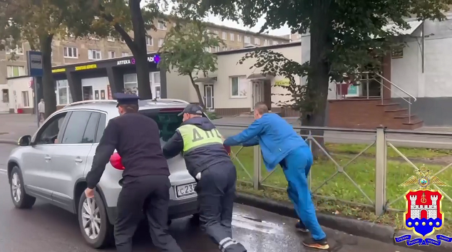 Сотрудники ГАИ помогли калининградцу, чей автомобиль заглох на дороге