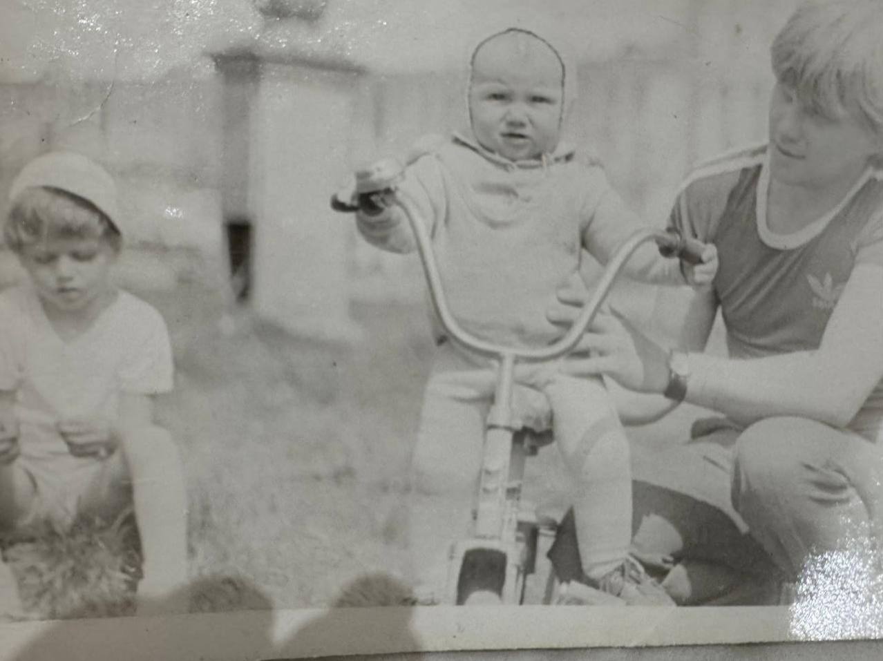 В День отца Алексей Беспрозванных поделился архивными фото и историей из детства