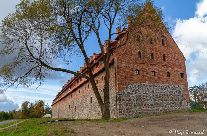Замок Прейсиш-Эйлау Багратионовска: снаряд в стене и рыжий кот