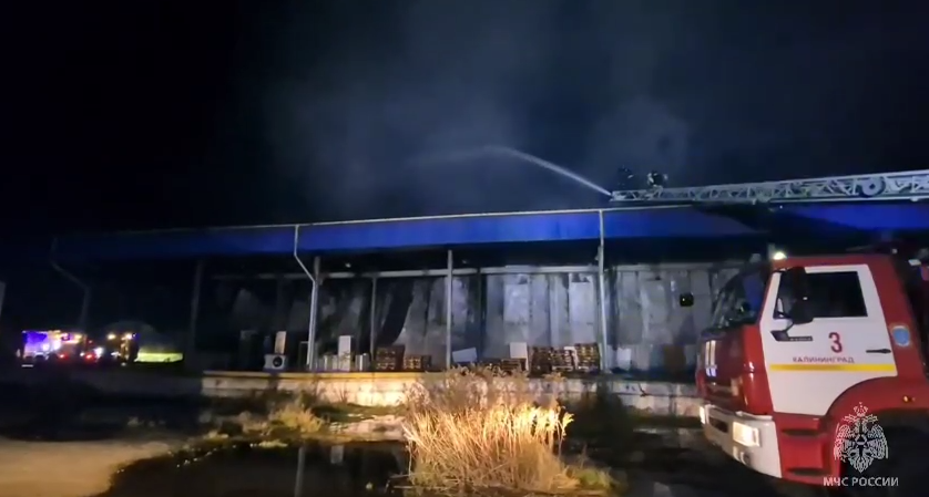 МЧС: В Калининграде на улице Полтавской загорелись 900 квадратных метров склада МЧС: В Калининграде на улице Полтавской загорелись 900 квадратных метров склада