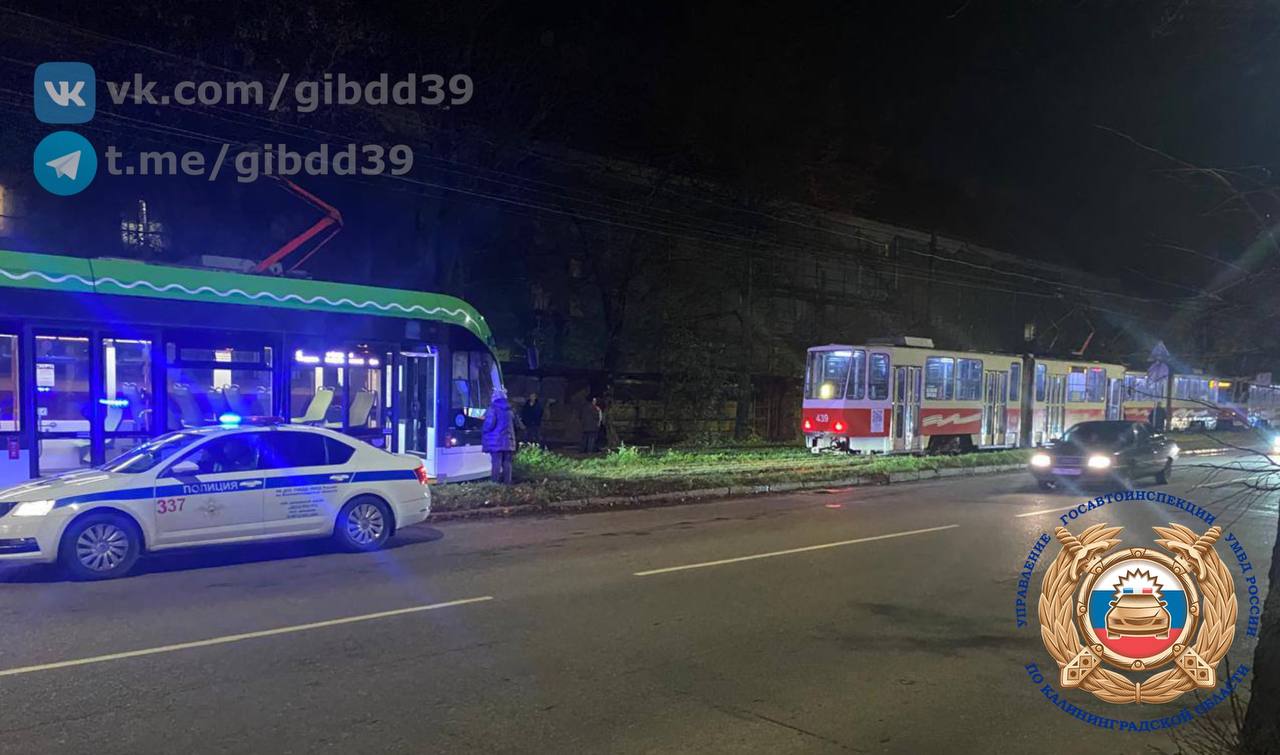 На Аллее Смелых трамвай сбил пешехода На Аллее Смелых трамвай сбил пешехода