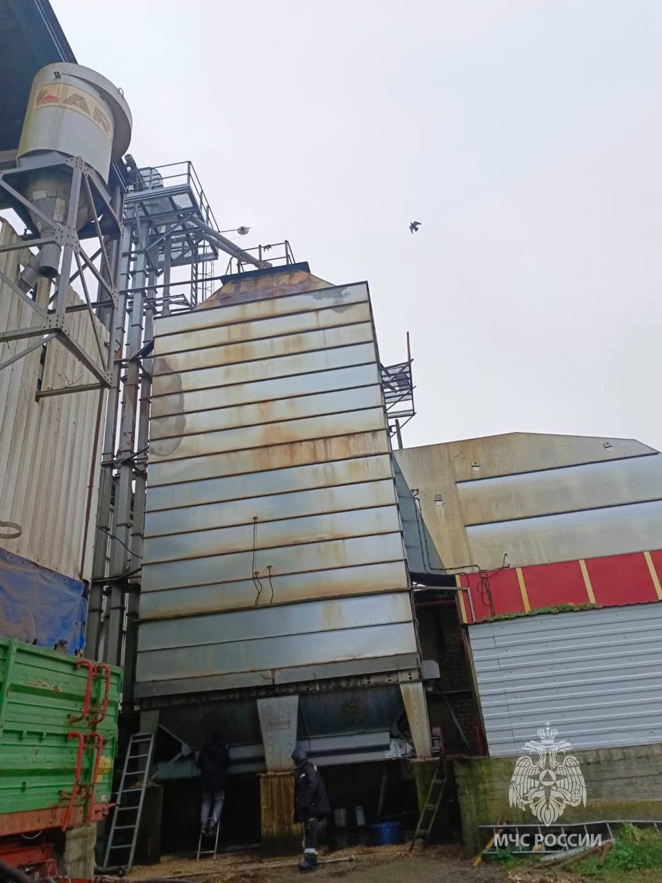 В Славском округе сотрудники МЧС потушили пожар на сельхозпредприятии