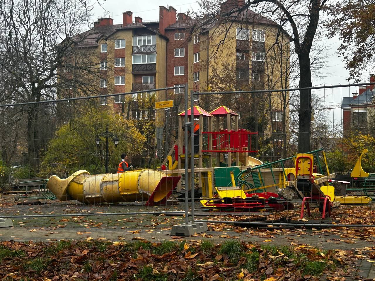 В Пионерском начали демонтировать детскую площадку в парке «Карася» В Пионерском начали демонтировать детскую площадку в парке «Карася»