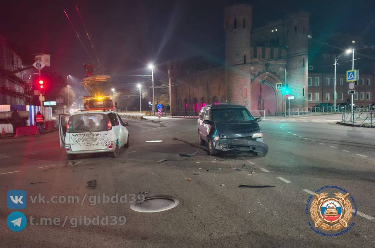 Не уступил дорогу при повороте налево: ночью на Московском проспекте столкнулись два автомобиля