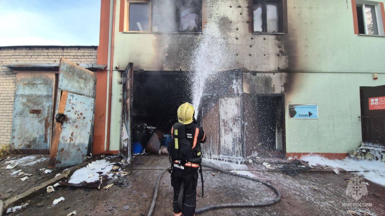 В Калининграде пожарные потушили огонь в гараже на улице Нарвской