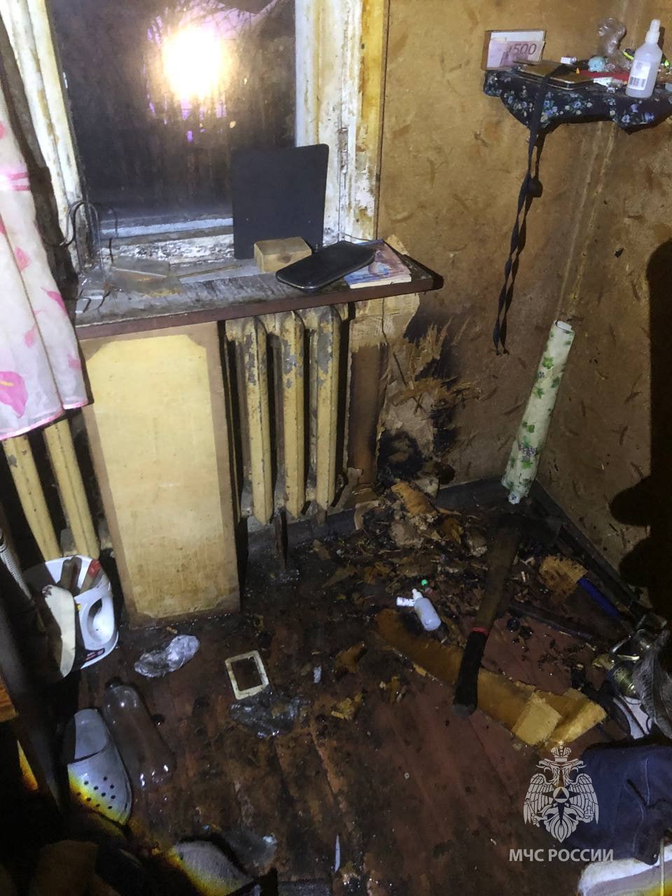 Сотрудники МЧС спасли троих людей при пожаре в Балтийске Сотрудники МЧС спасли троих людей при пожаре в Балтийске