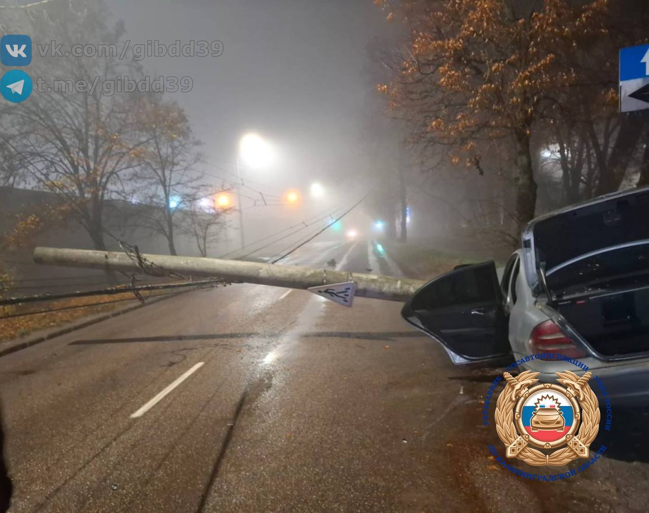 На Советском проспекте из-за аварии на дорогу упал бетонный столб На Советском проспекте из-за аварии на дорогу упал бетонный столб