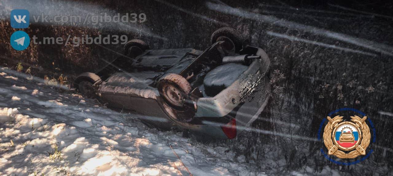 В Правдинском районе «Рено» вылетел с дороги в кювет и перевернулся