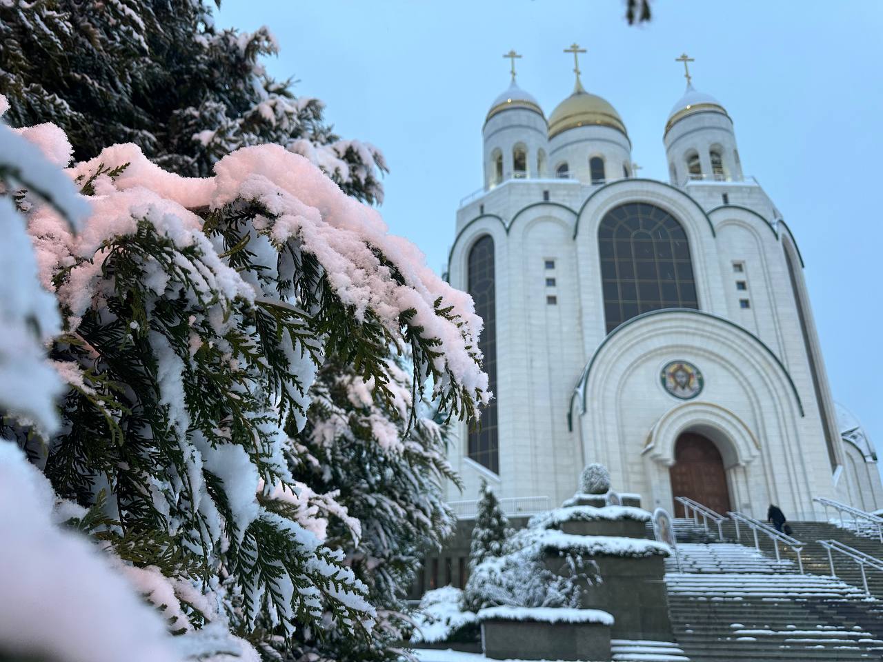 700 тонн соли за сутки высыпали на улицы Калининграда городские службы