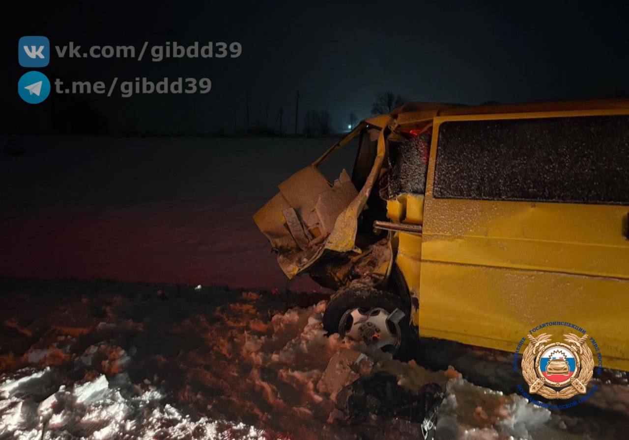 В Гусевском районе из-за гололёда микроавтобус столкнулся с грузовиком
