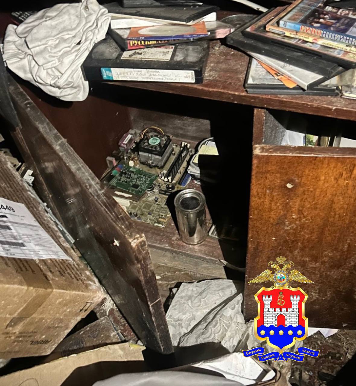 Оперативники в Гусеве нашли у местного жителя банку с порохом