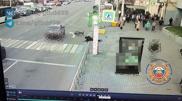 На Ленинском проспекте легковушка сбила велосипедиста, который переезжал дорогу на красный свет