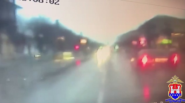 В Гусеве пьяный мужчина угнал у друга авто и протаранил три машины на парковке