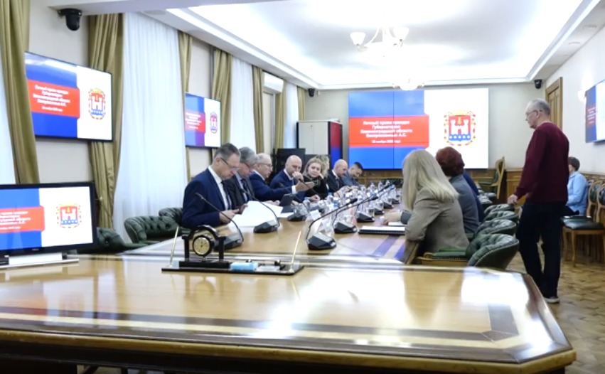 Ремонт спортплощадки в Нилово и строительство автобусной остановки в Кумачёво: итоги встречи губернатора с жителями региона