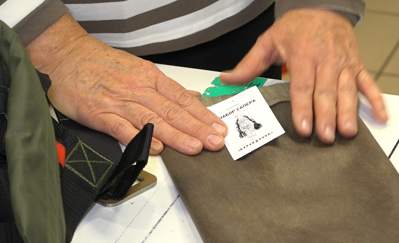 ирина показывает коромысло