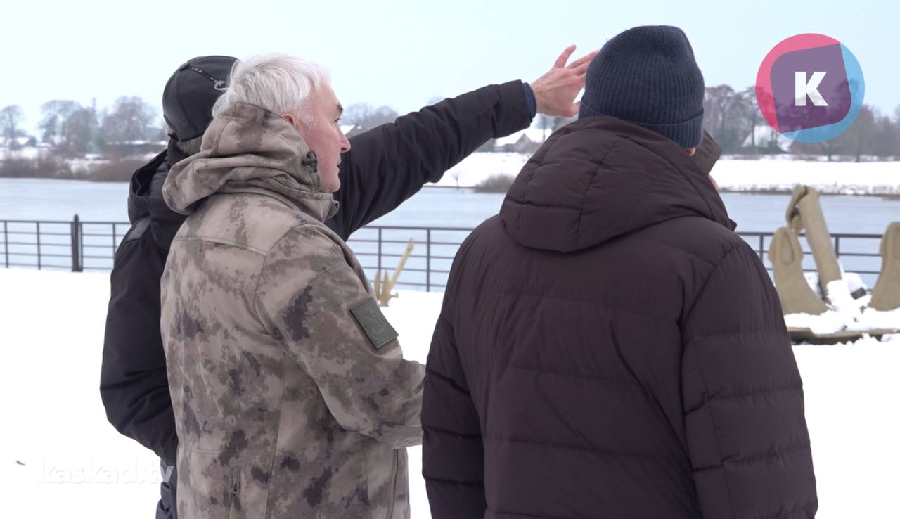 Председатель комитета Госдумы по обороне Андрей Картаполов посмотрел на литовские укрепления со стороны российской границы