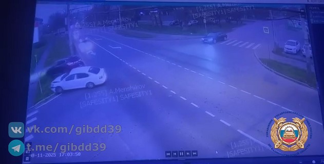 В Калининграде на перекрёстке Советского проспекта и улицы Полецкого столкнулись две иномарки