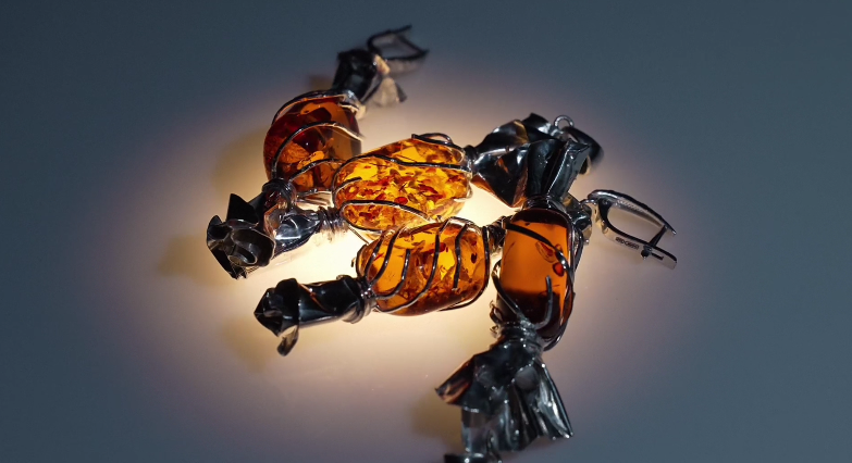 На Калининградском янтарном комбинате изготовили украшения в виде янтарных конфет