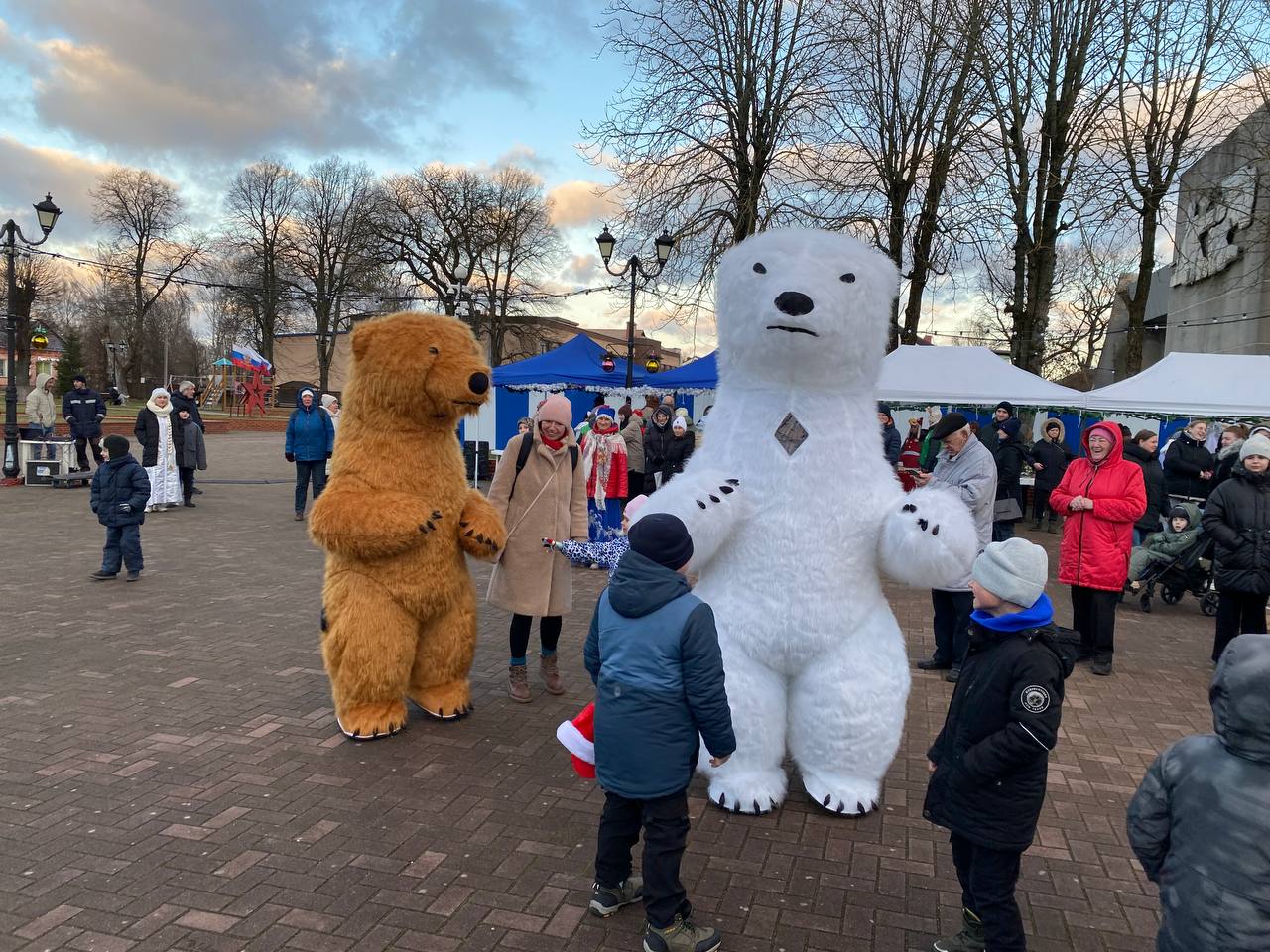 В Славске прошла новогодняя ярмарка с костюмированным шоу