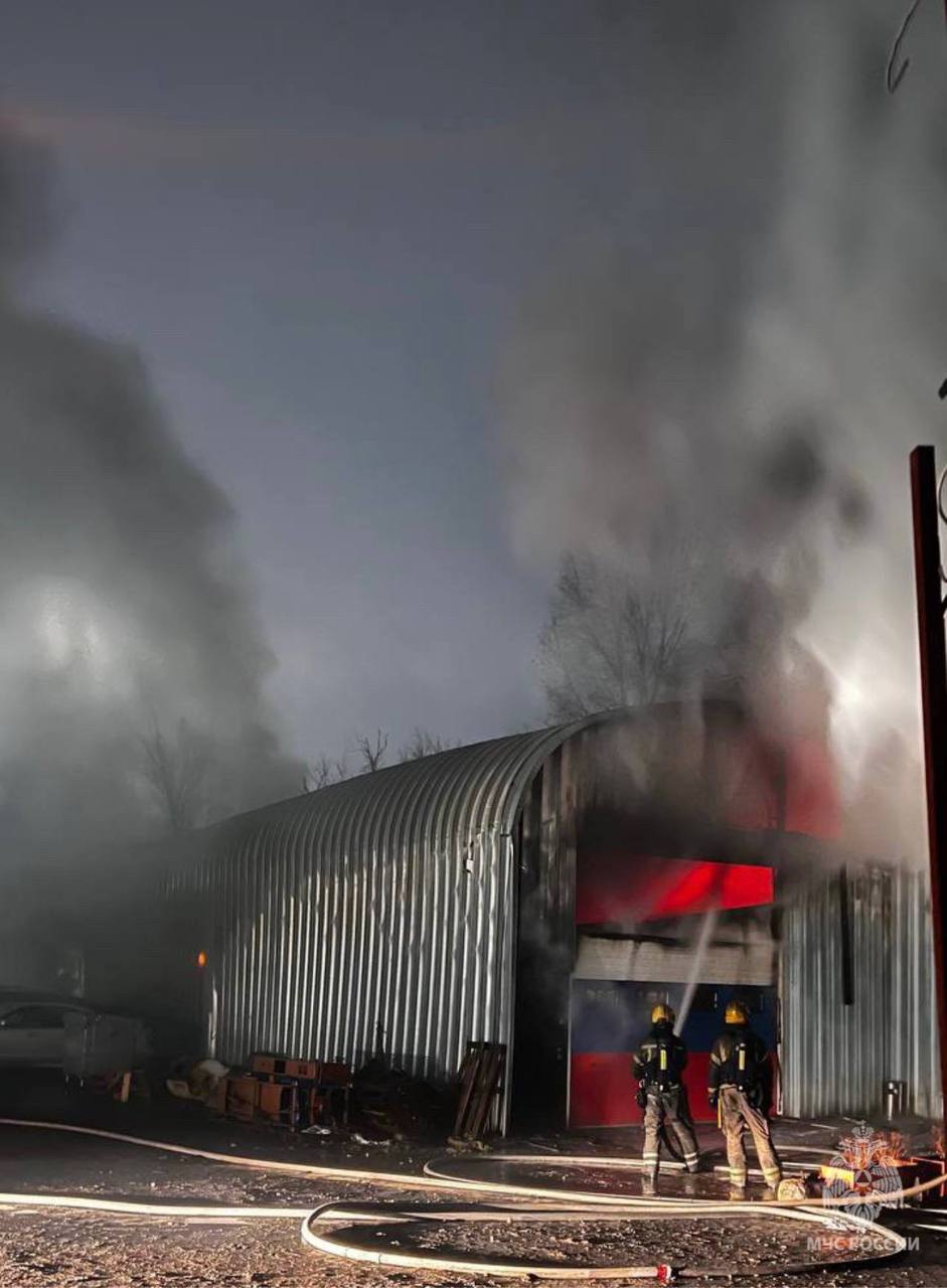 На Московском проспекте горел автосервис: огонь уничтожил 4 машины